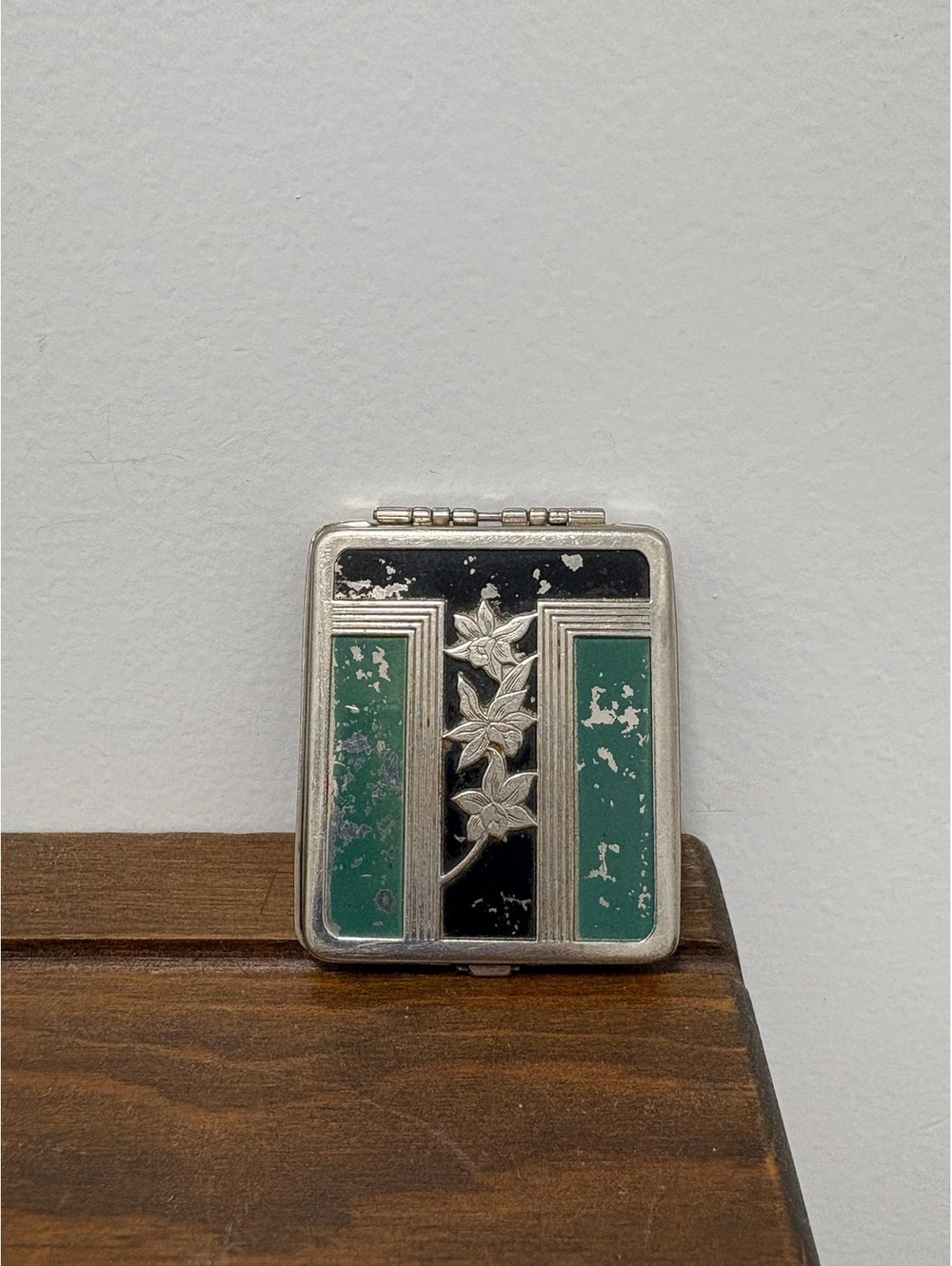 Vintage Painted Silver Tone Art Deco Compact w/ Rouge Reflective Center
